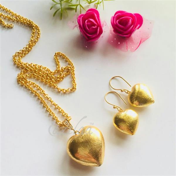 Hearts gold plated chain pendant necklace set at ₹2550